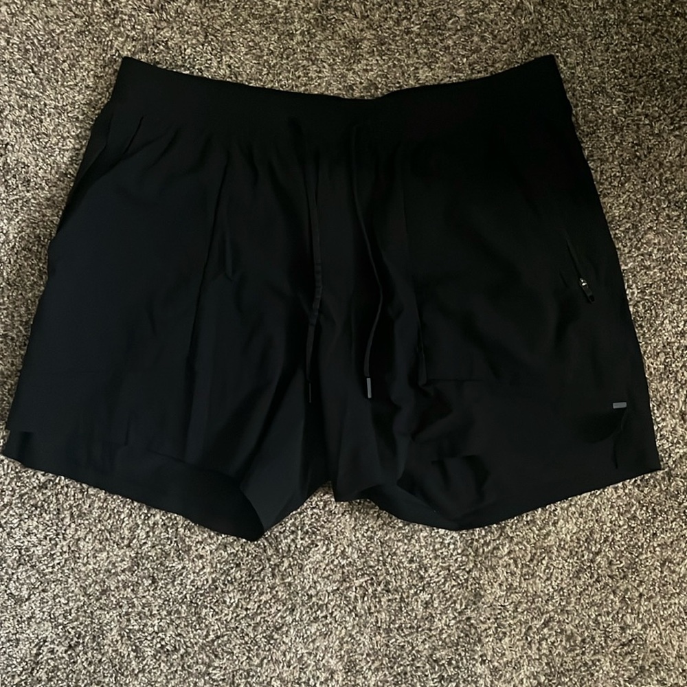 Men’s  lululemon Licensed to train shorts 5” LL